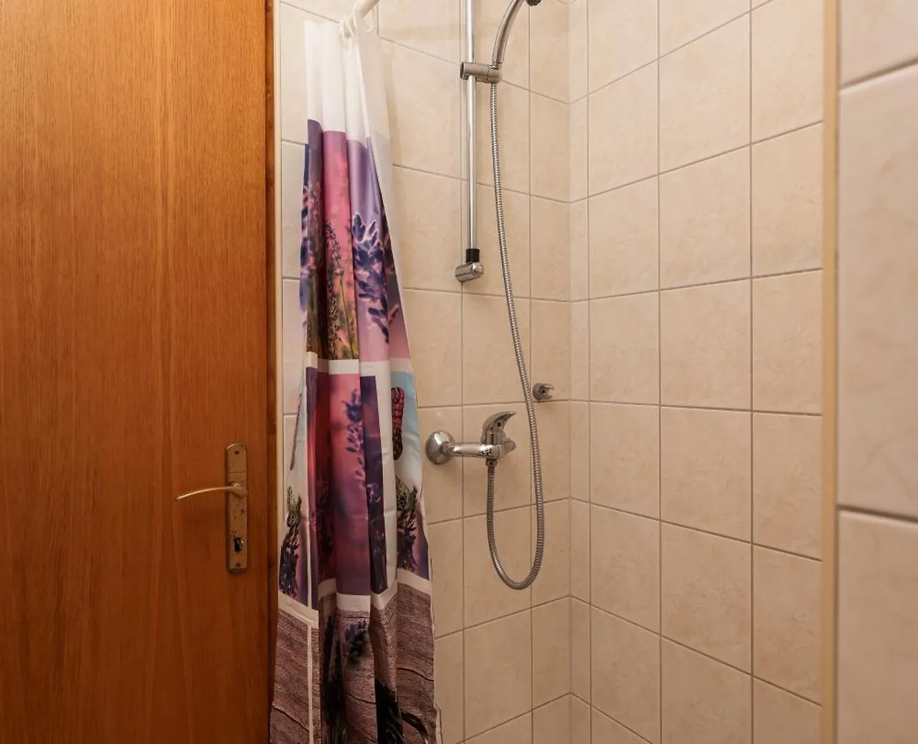 Apartments Kika Nin 0*,