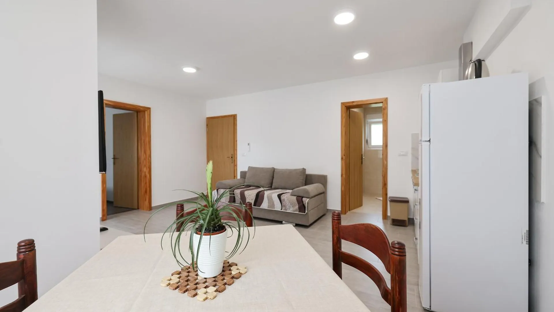 Apartments Kika Nin 0*,