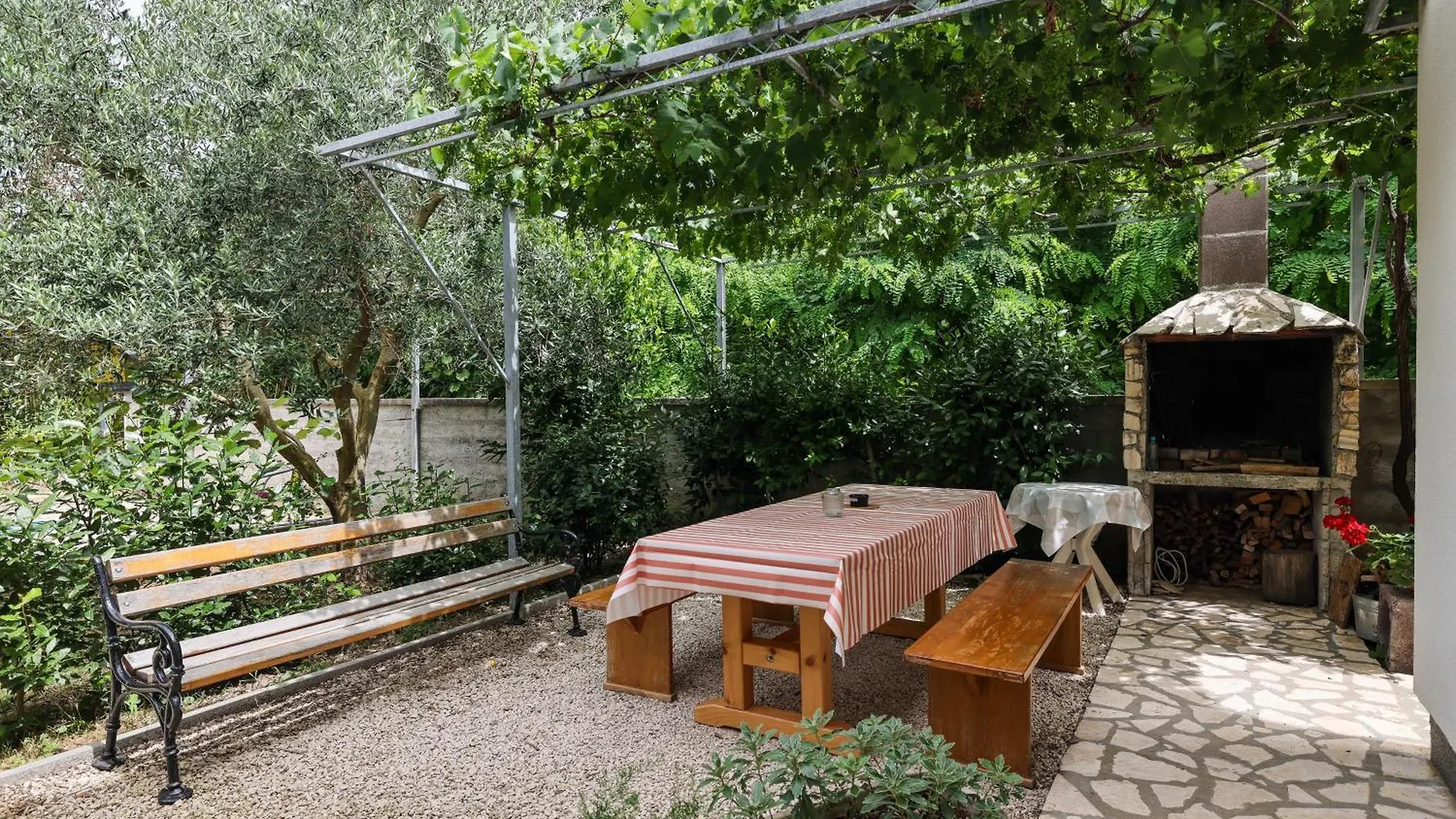 Apartments Kika Nin