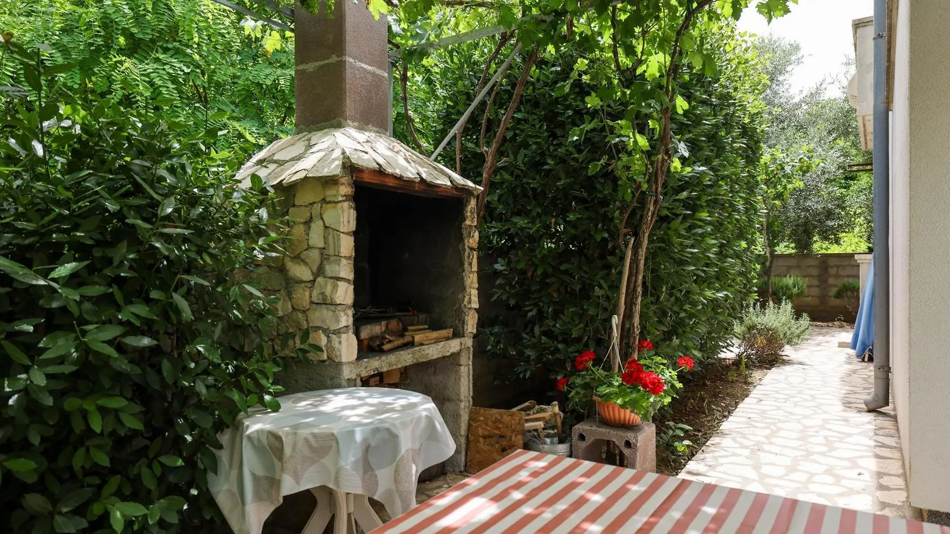 Apartments Kika Nin