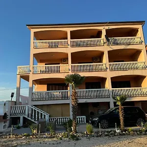 Apartman Bernarda 1, Nin